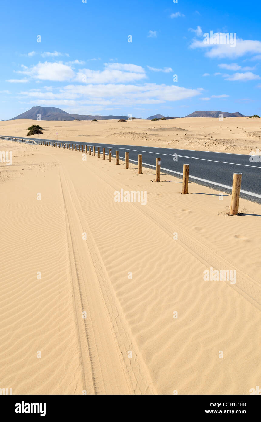 Road dans paysage de désert de dunes de sable dans le Parc National de Corralejo, Fuerteventura, Îles Canaries, Espagne Banque D'Images