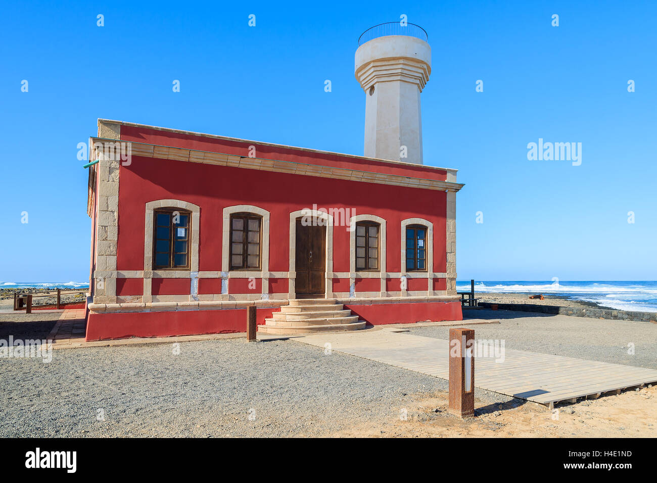Façade de bâtiment phare rouge sur Punta de Toston, près d'El Cotillo, Fuerteventura, Îles Canaries, Espagne Banque D'Images