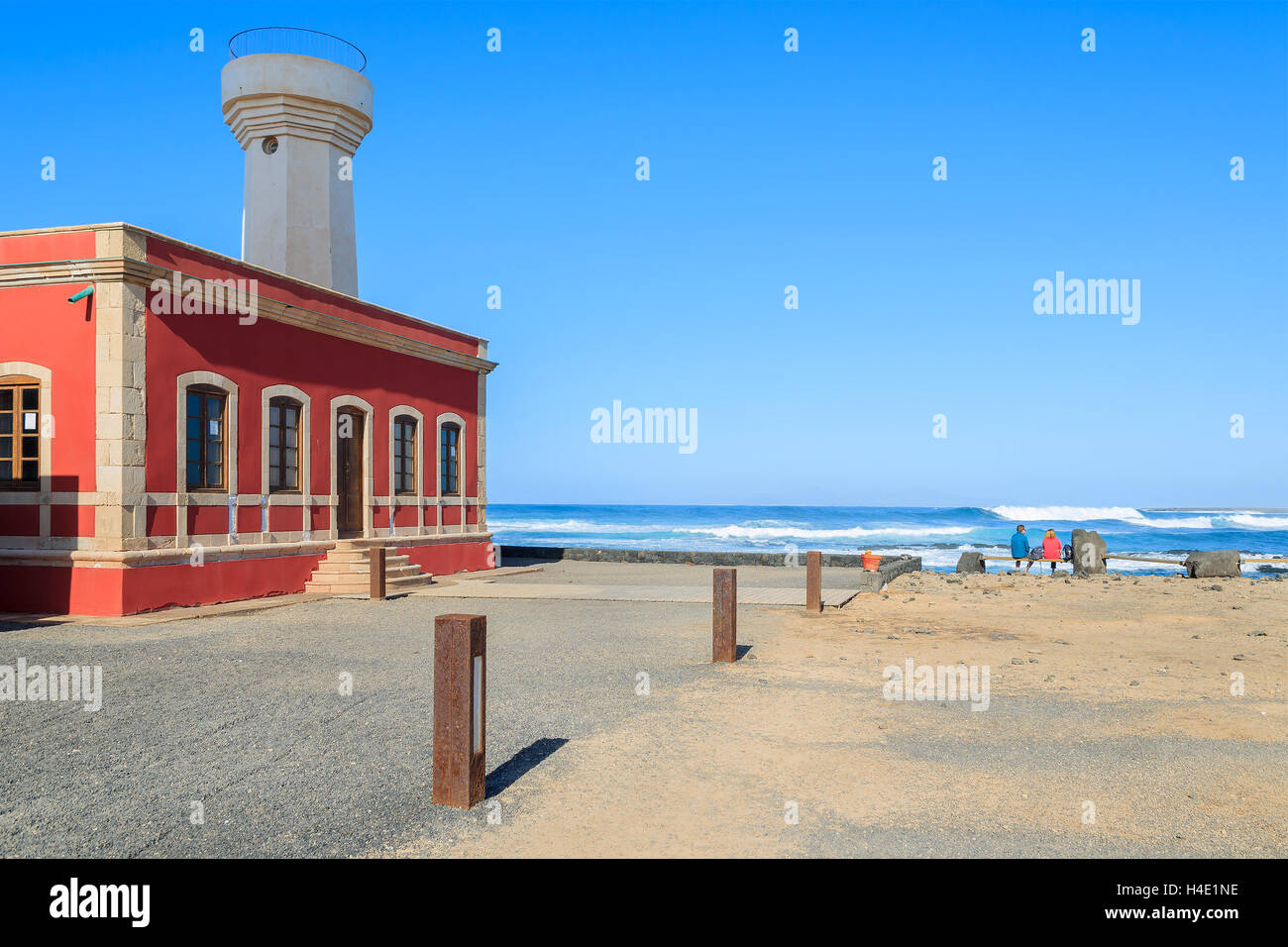 Façade de bâtiment phare rouge sur Punta de Toston, près d'El Cotillo, Fuerteventura, Îles Canaries, Espagne Banque D'Images