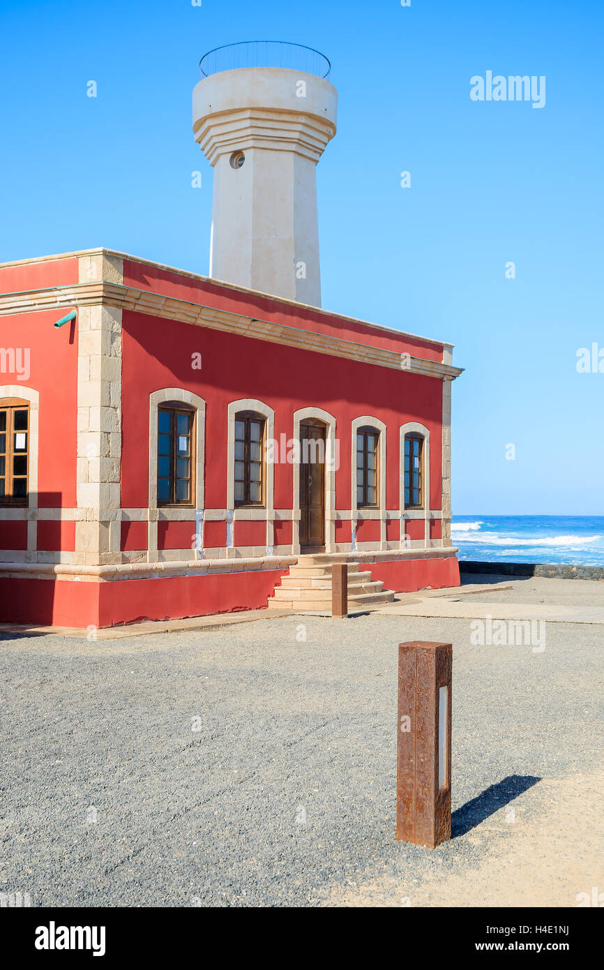 Façade de bâtiment phare rouge sur Punta de Toston, près d'El Cotillo, Fuerteventura, Îles Canaries, Espagne Banque D'Images