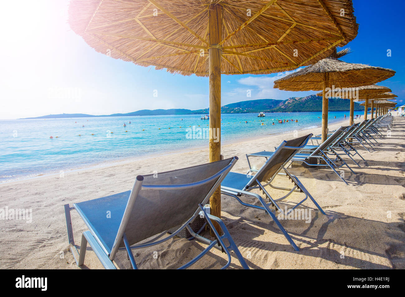 Chaises de plage avec un sable blanc sur la plage de San Ciprianu près de Porto-Vecchio en Corse, France, Europe Banque D'Images