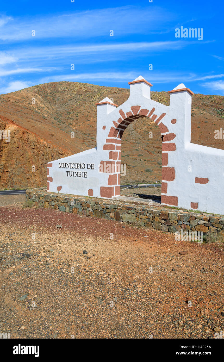 Portail blanc traditionnel construit de pierres de lave de frontière commune indiquant Tujineje ville, Fuerteventura, Îles Canaries, Espagne Banque D'Images