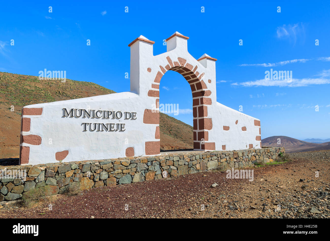 Portail blanc traditionnel construit de pierres de lave de frontière commune indiquant Tujineje ville, Fuerteventura, Îles Canaries, Espagne Banque D'Images