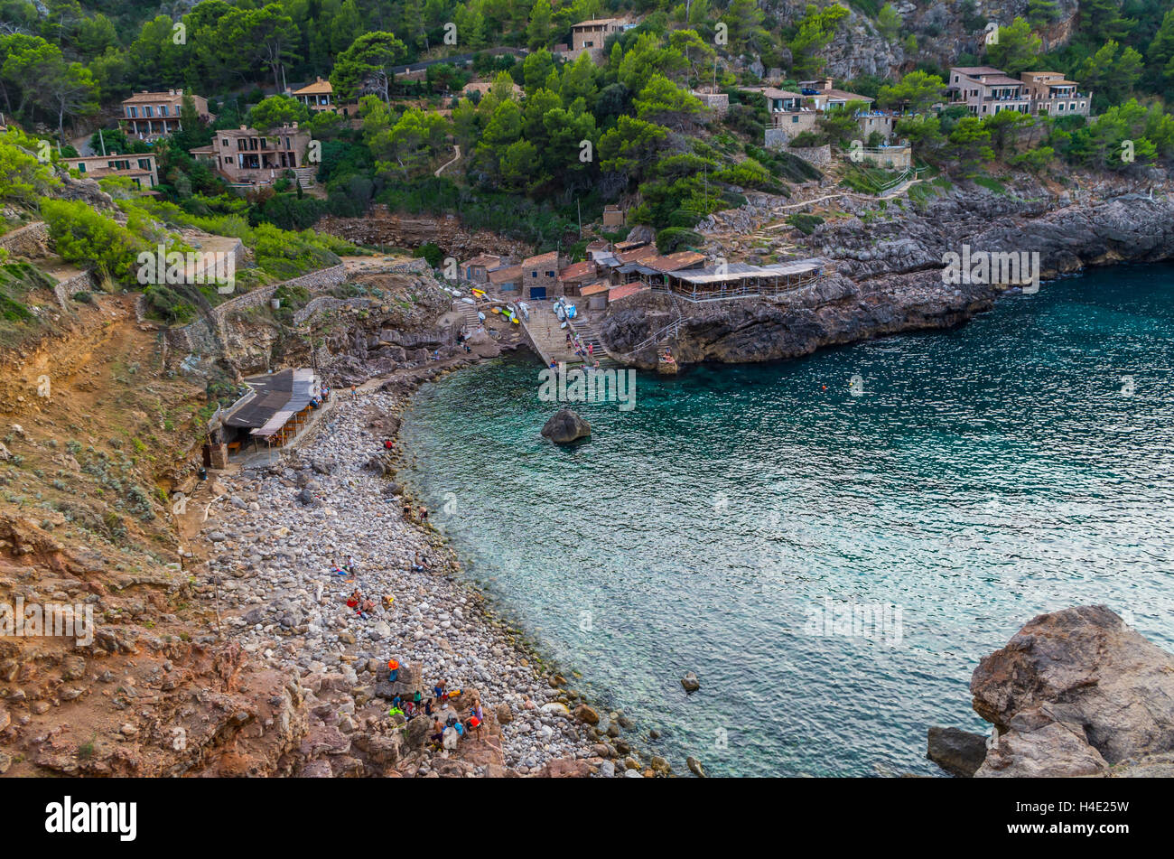 Plage Cala Deia à la côte de Majorque en montagnes de Tramuntana, Baleares, Espagne Banque D'Images