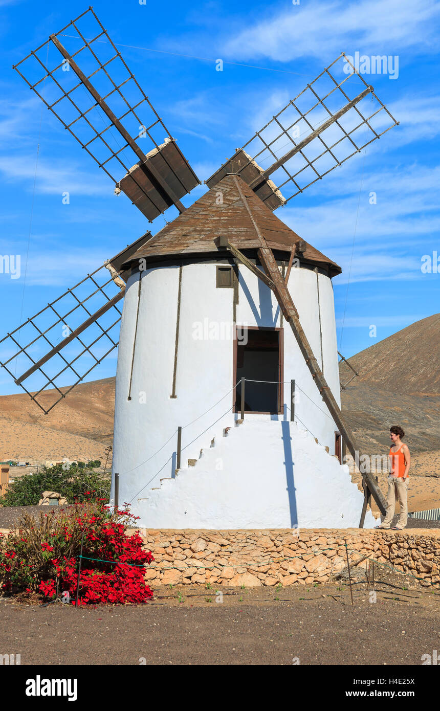 Jeune femme debout près de l'ancien moulin dans village Tiscamanita, Fuerteventura, Îles Canaries, Espagne Banque D'Images