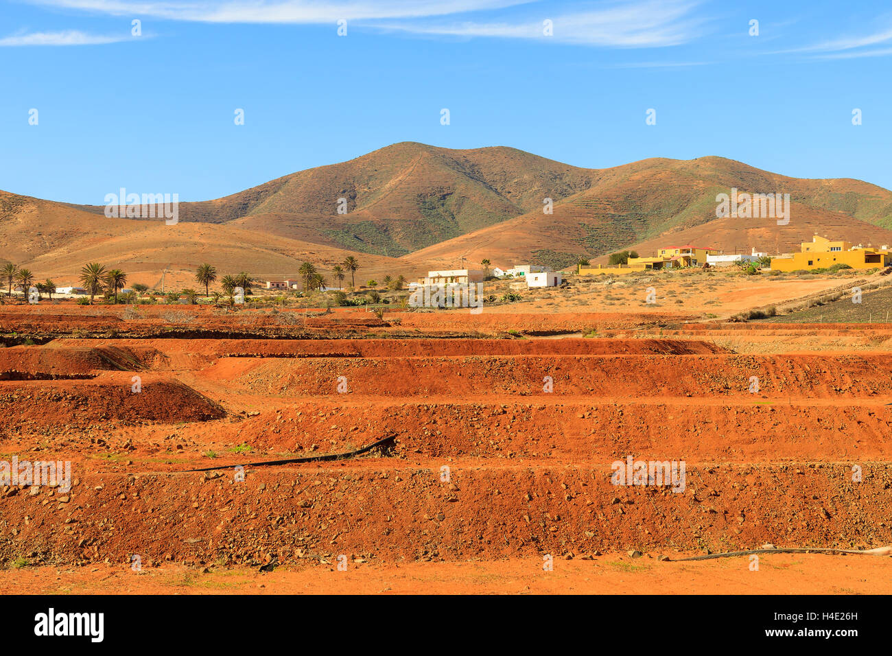 Le sol volcanique rouge champs avec vue sur montagnes près de Antigua village, Fuerteventura, Îles Canaries, Espagne Banque D'Images