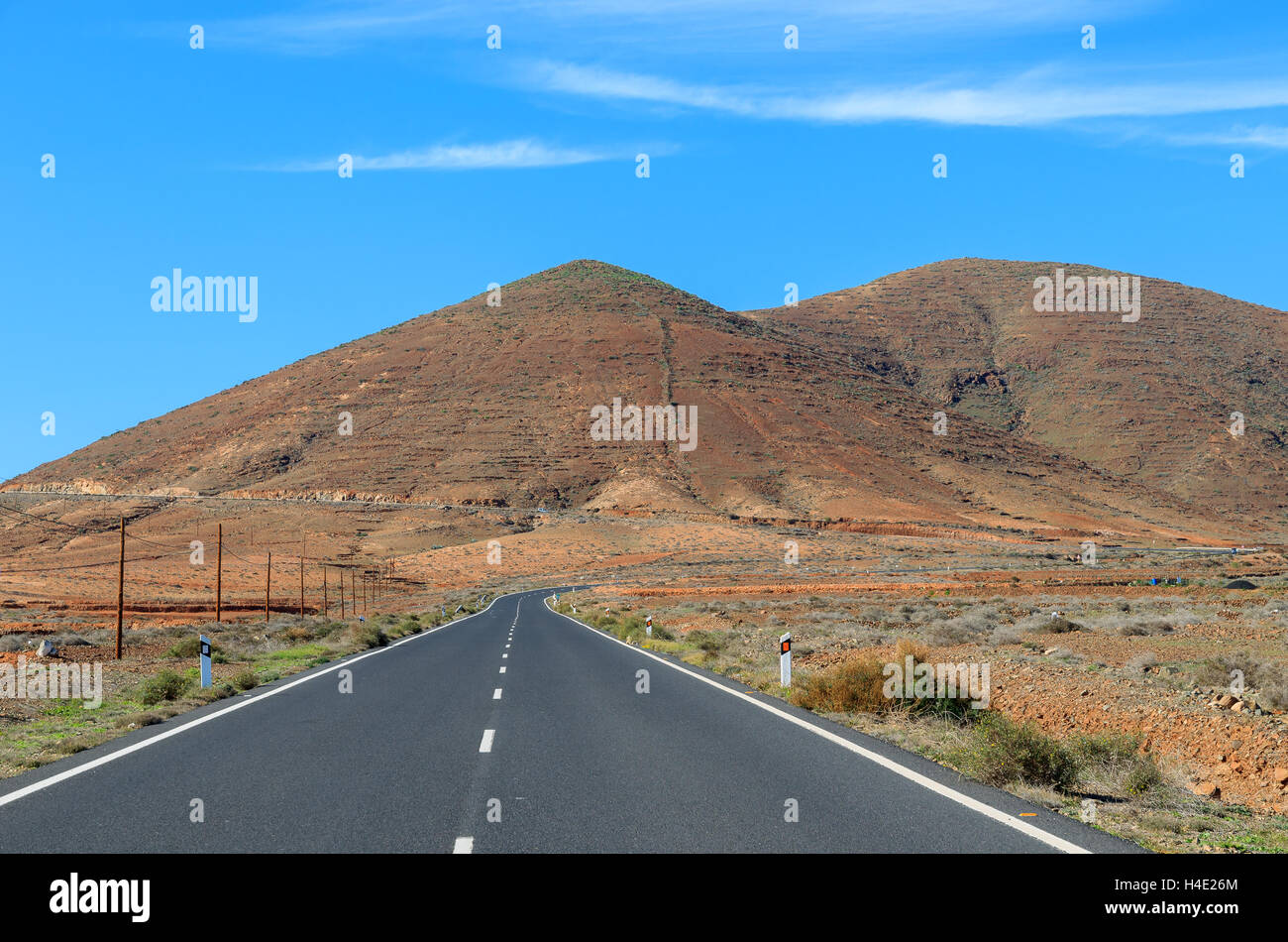 Route de montagne pittoresque avec vue sur le volcan près de Tuineje village, Fuerteventura, Îles Canaries, Espagne Banque D'Images