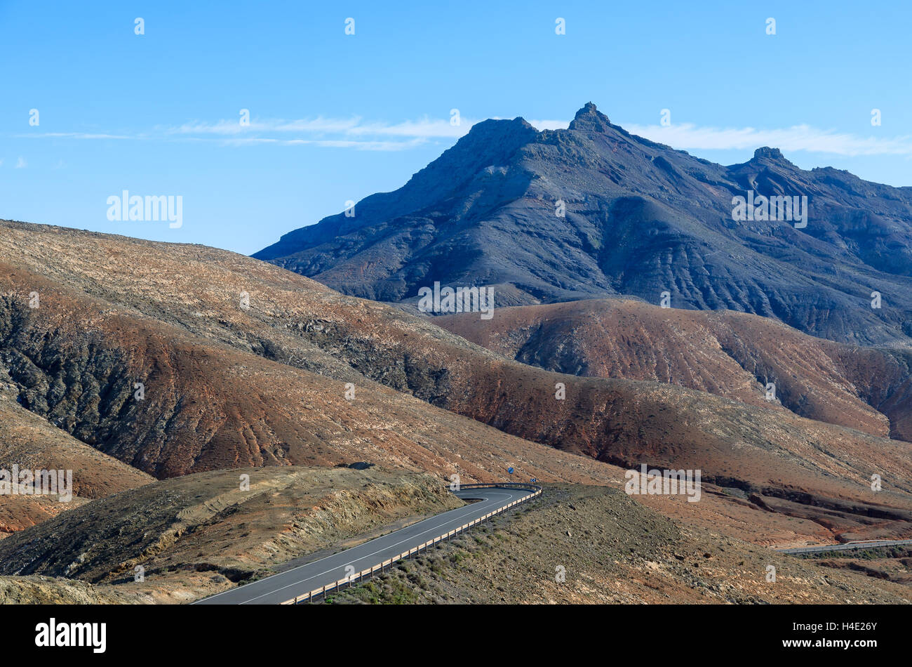 Route de montagne pittoresque avec vue sur le volcan, Fuerteventura, Îles Canaries, Espagne Banque D'Images