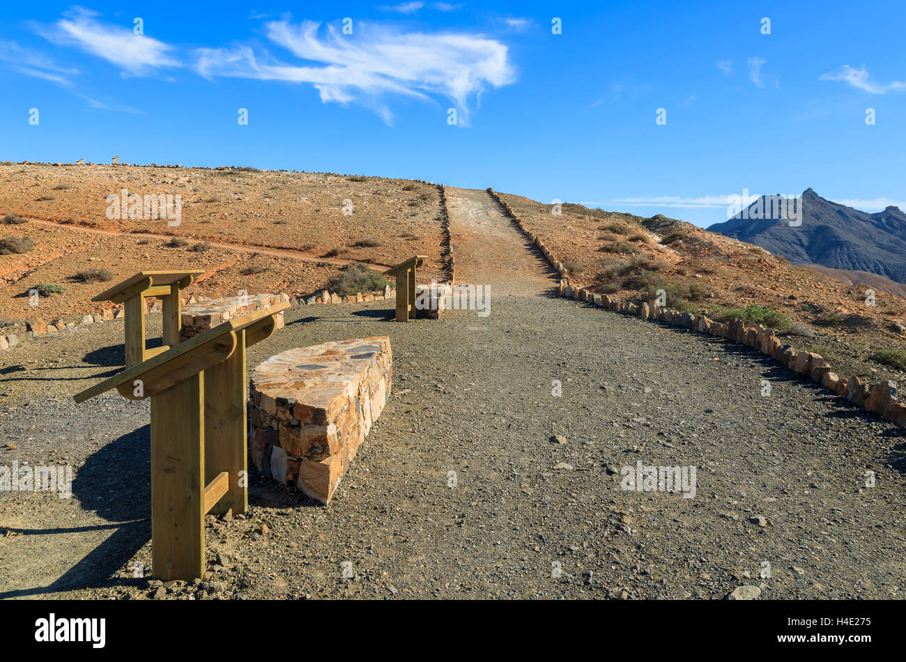 Chemin de randonnée en vue paysage volcanique de Fuerteventura près de Pajara town, îles de Canaries, Espagne Banque D'Images