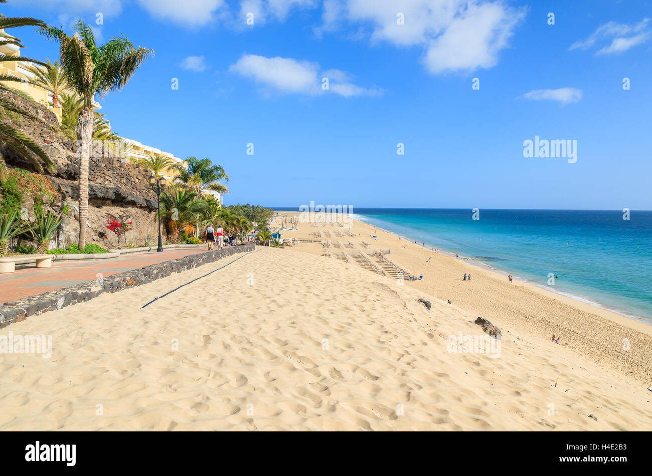 Dunes de sable et de la promenade côtière le long d'une plage dans la ville de Morro del Jable, Fuerteventura, Îles Canaries, Espagne Banque D'Images