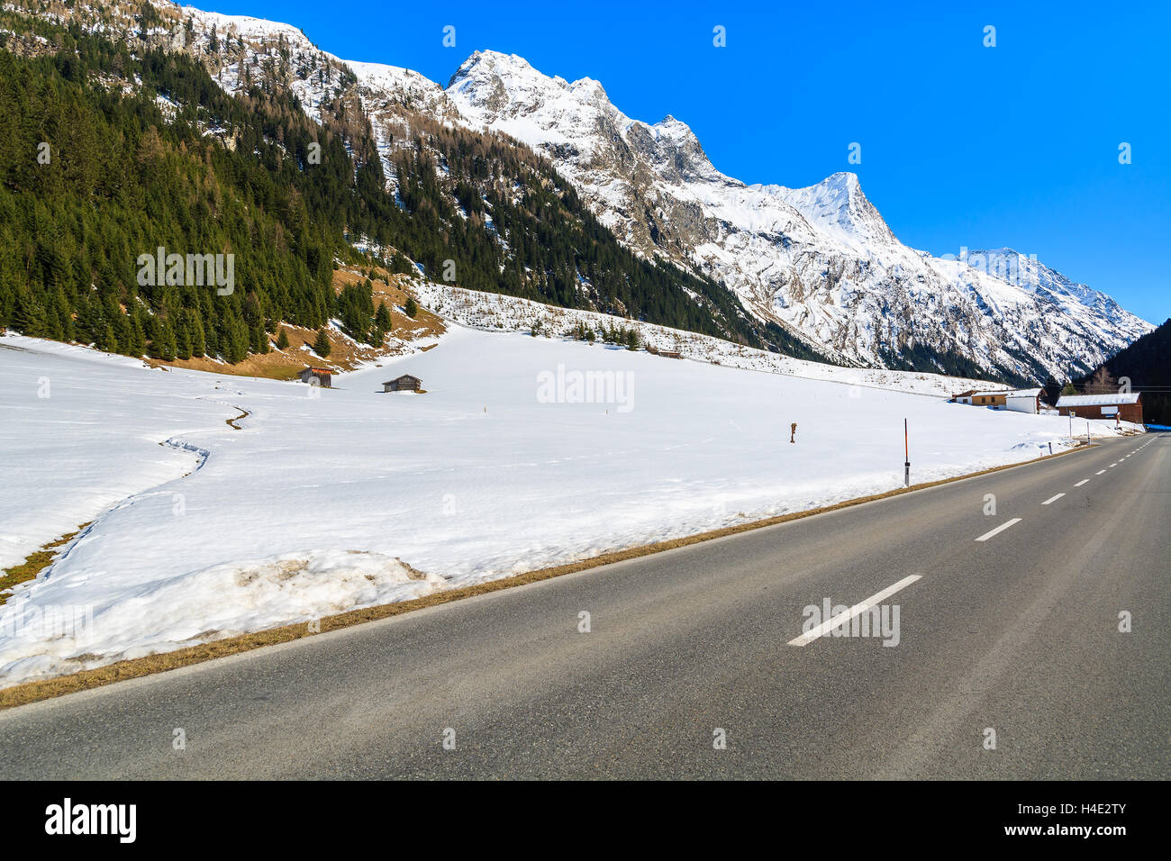 Route dans la vallée de Pitztal couverte de neige, Alpes, Autriche Banque D'Images