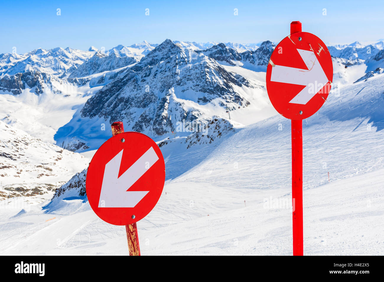 Marques rouges sur les pentes de ski en station de ski de Sölden, Alpes autrichiennes Banque D'Images