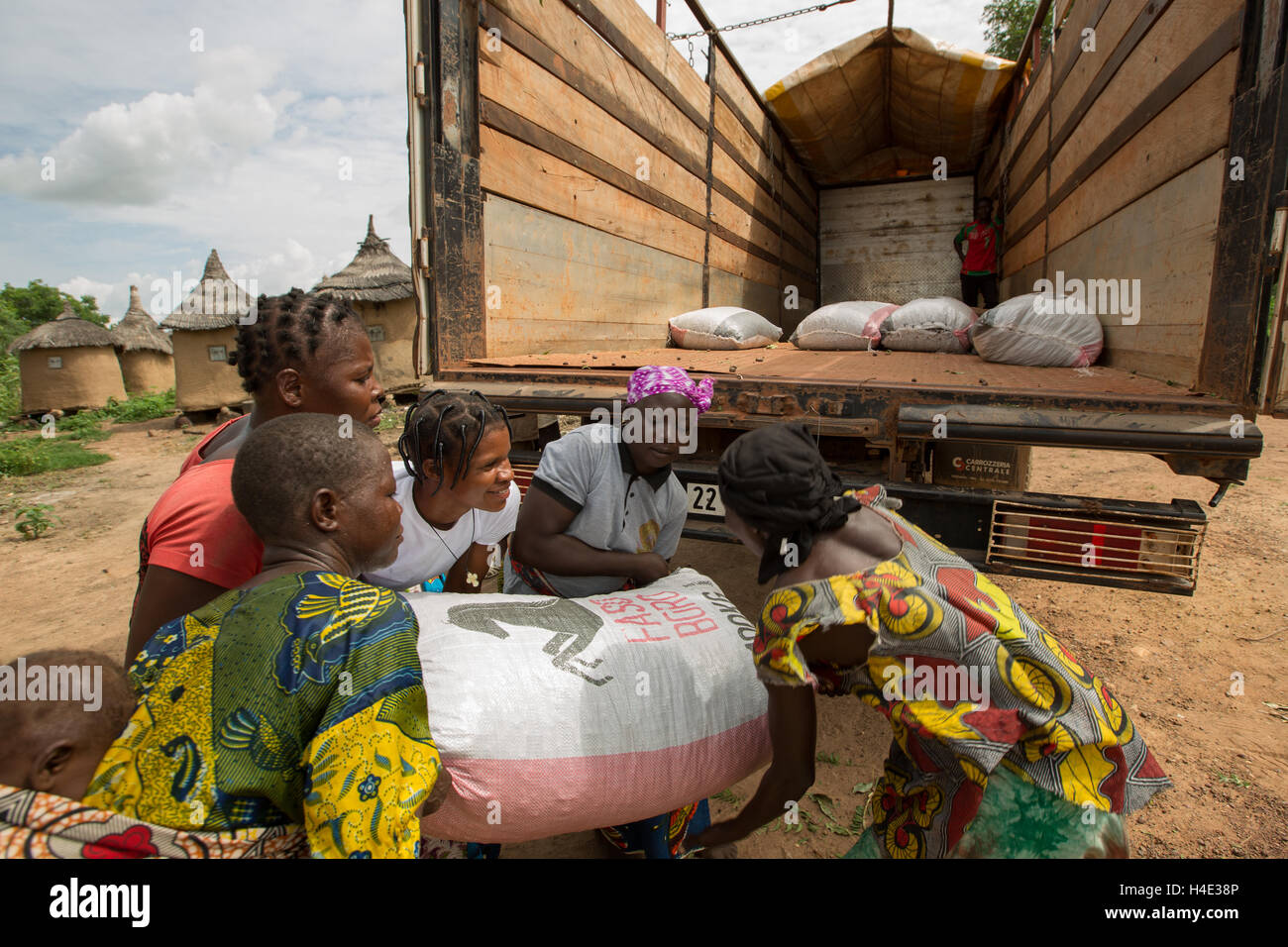 Sacs de karité sont chargés sur un camion passe à un beurre de karité commerce équitable centre de production au Burkina Faso, Afrique de l'Ouest. Banque D'Images