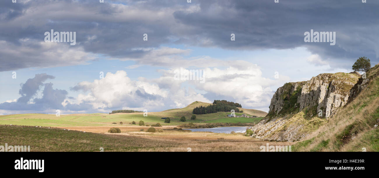 La vue le long mur d'Hadrien, à l'acier Rigg et Crag Lough sur une fin de journée d'été dans le Northumberland, panorama Banque D'Images