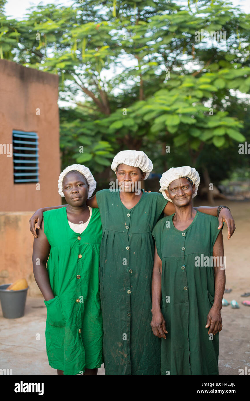 Employés s'unir à un commerce équitable la production de beurre de karité à réo, Burkina Faso, Afrique de l'Ouest. Banque D'Images