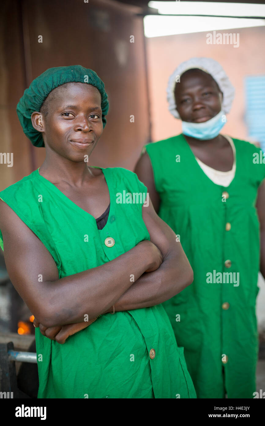 Employés s'unir à un commerce équitable la production de beurre de karité à réo, Burkina Faso, Afrique de l'Ouest. Banque D'Images