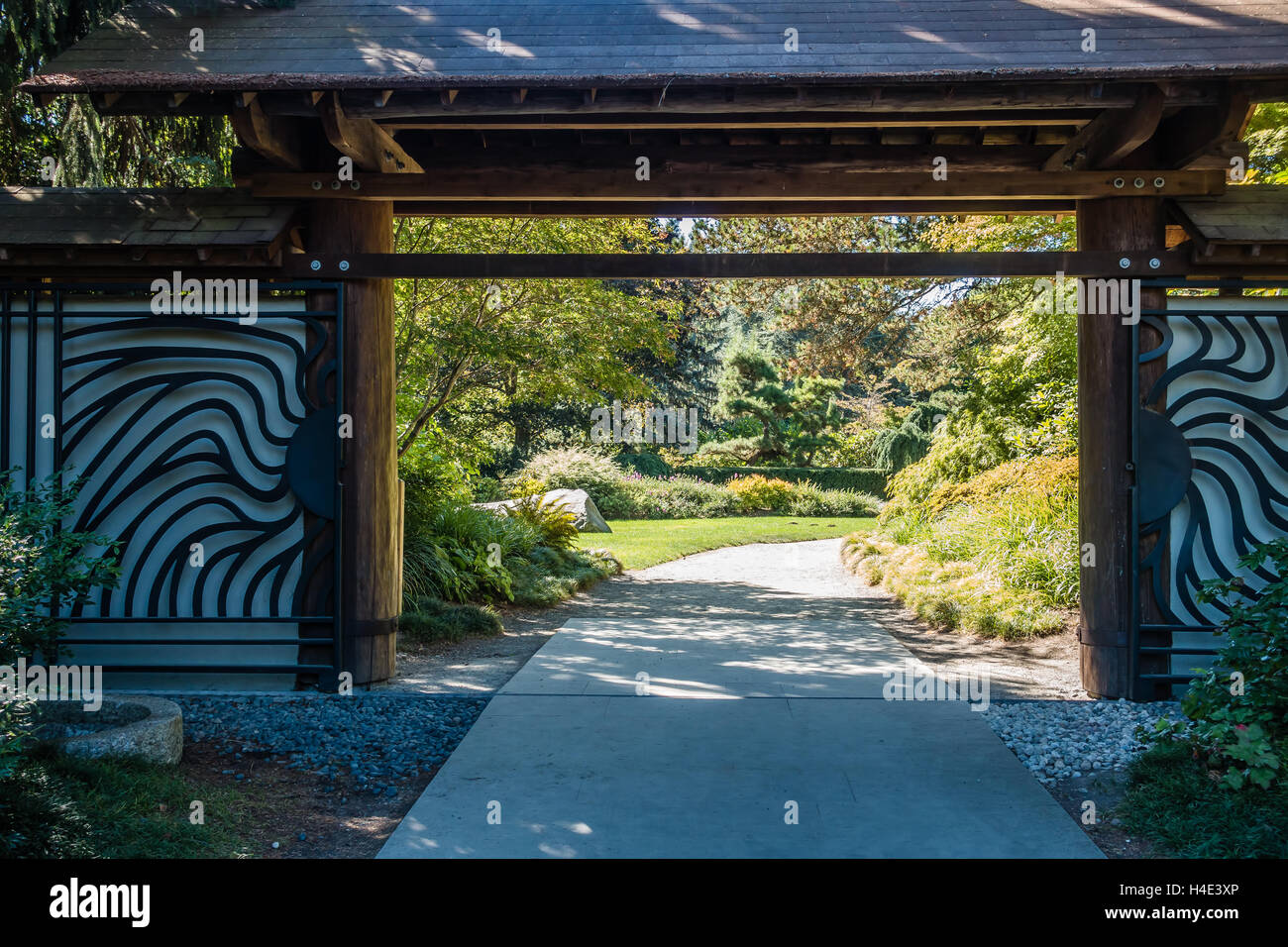 Une porte ouvre sur le jardin intérieur. Banque D'Images