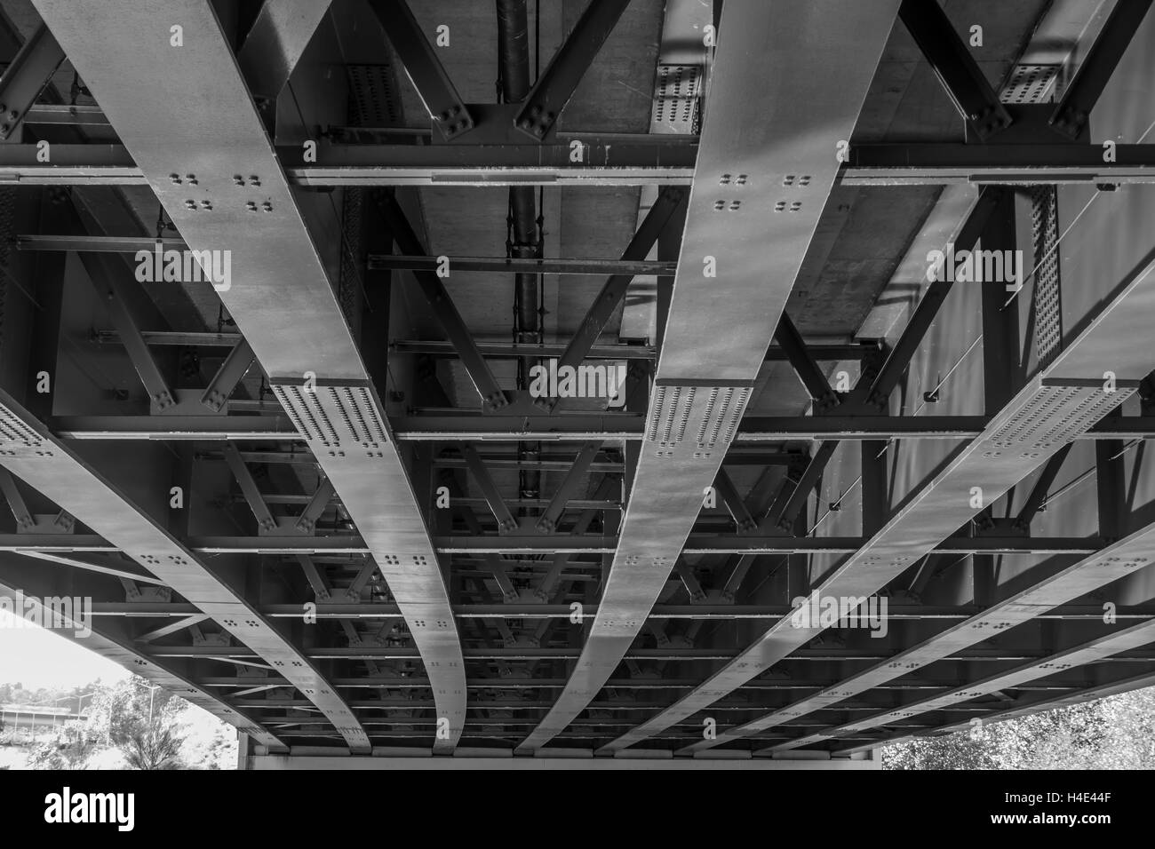 La route traverse la rivière Verte à Kent, Washington. Banque D'Images