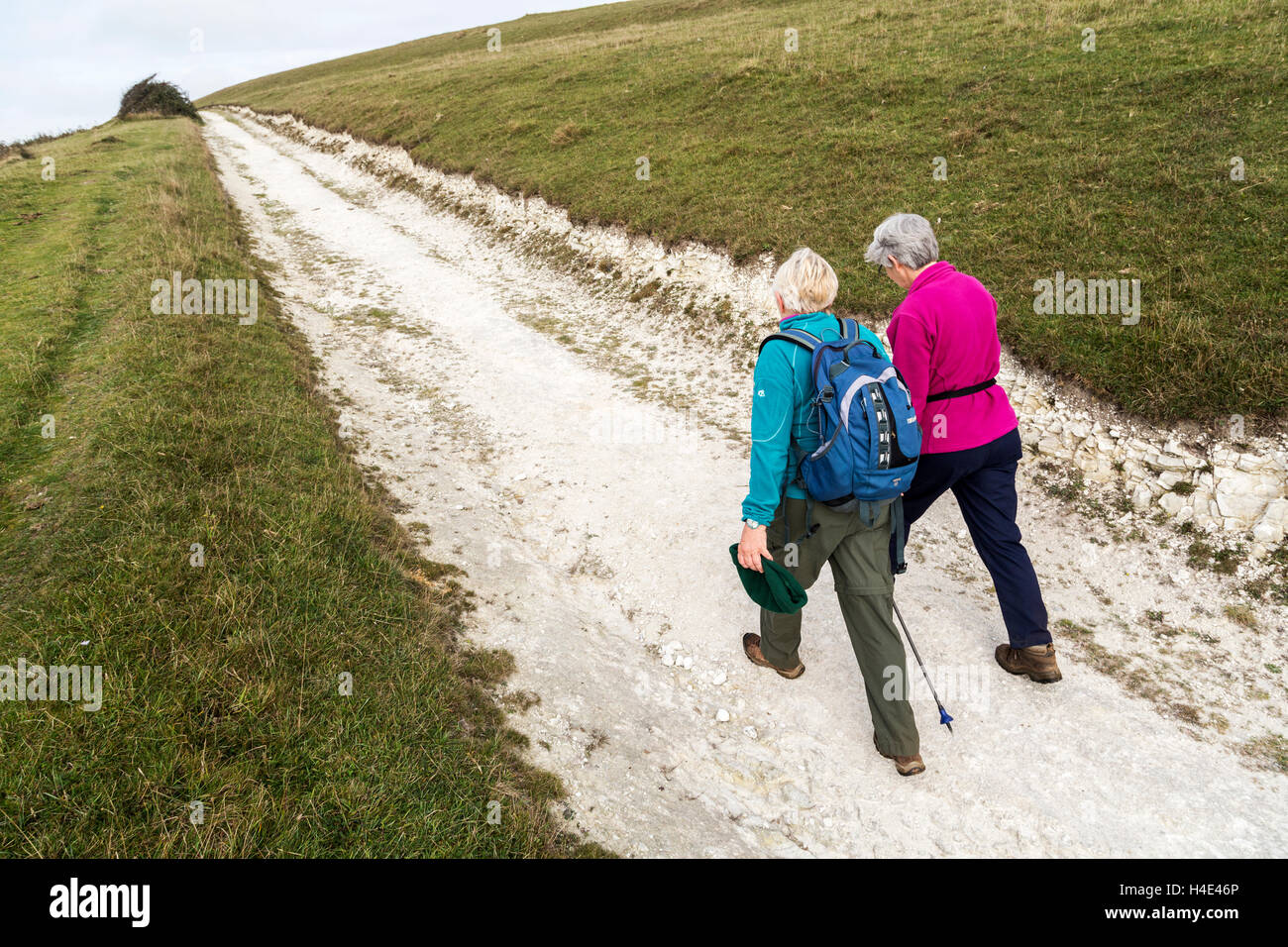 Deux personnes marchant sur la voie de la craie, Compton, île de Wight, Royaume-Uni Banque D'Images