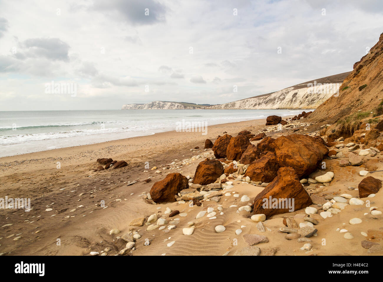 Des rochers sur la plage au pied des falaises, Compton Bay, île de Wight, Royaume-Uni Banque D'Images