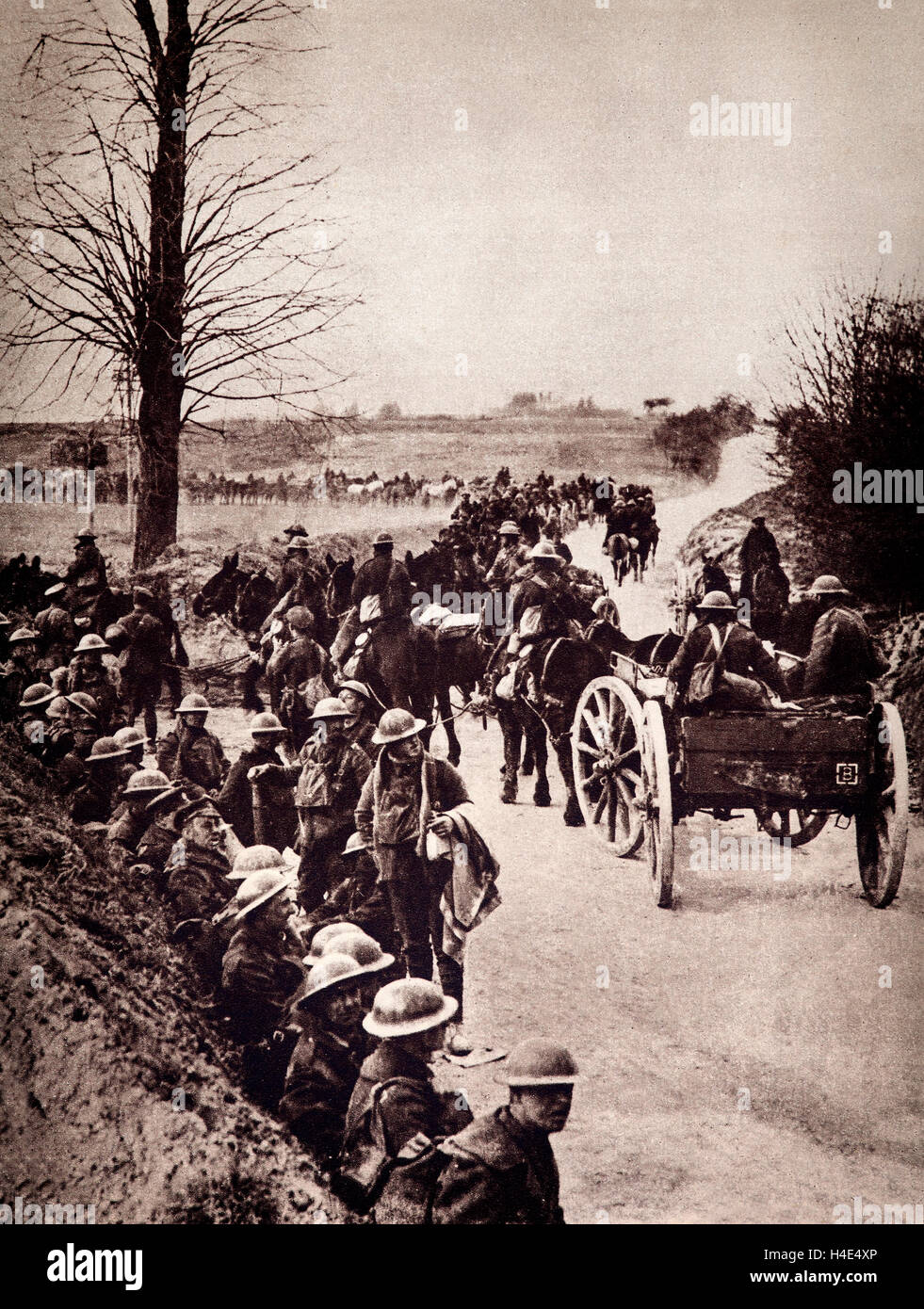 Les troupes alliées à l'avance à la suite de l'échec de l'assaut allemand Mars 1918. Banque D'Images