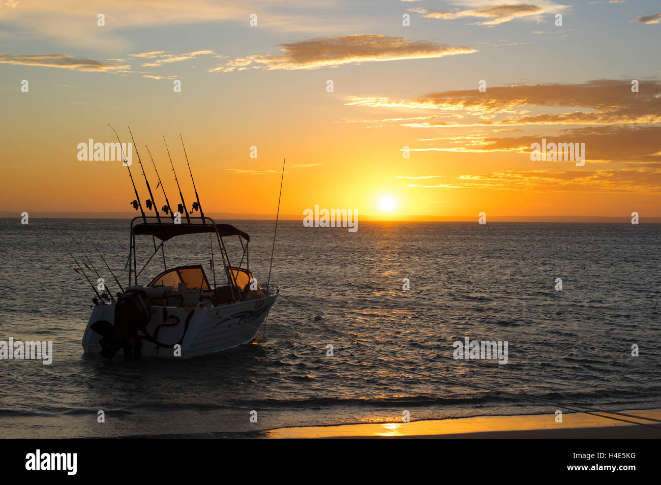 Lever du soleil à travers la baie Shark, Australie occidentale. Banque D'Images