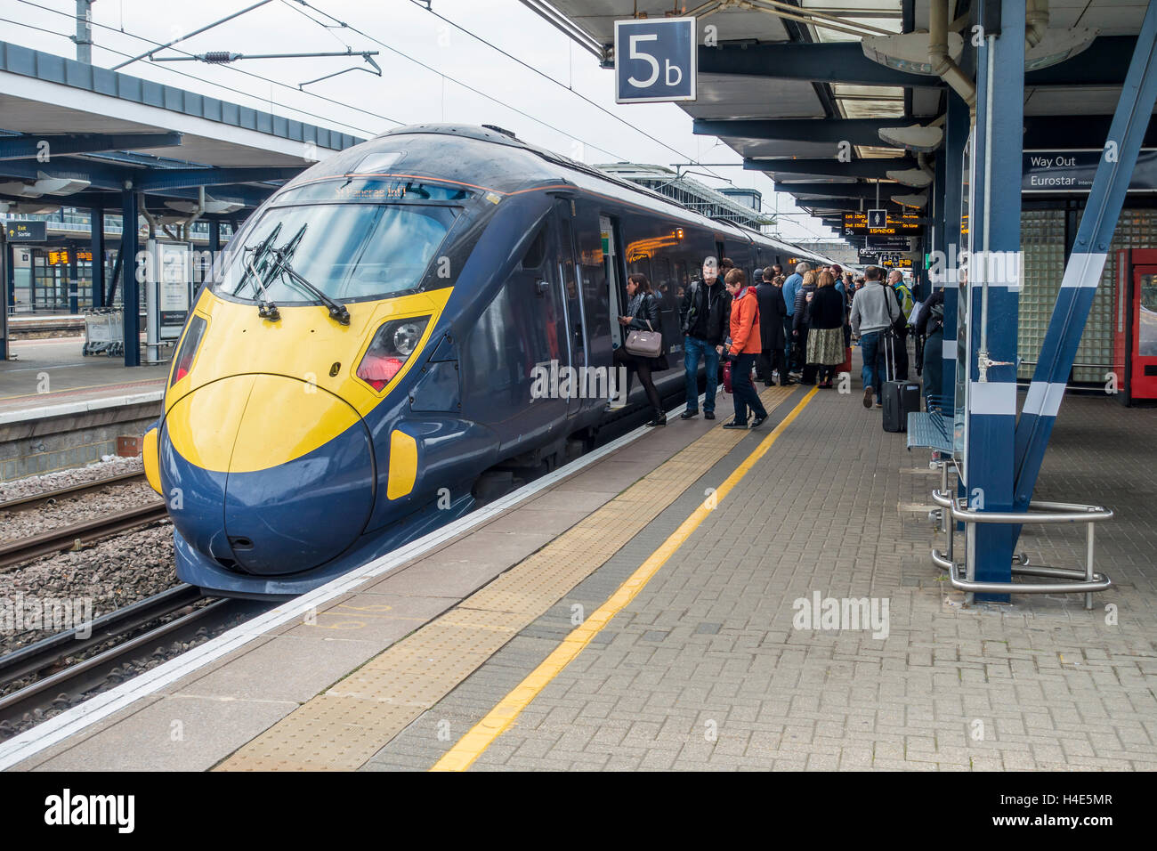 L'embarquement des passagers à grande vitesse Javelin St Pancras Londres gare internationale d'Ashford dans le Kent Banque D'Images