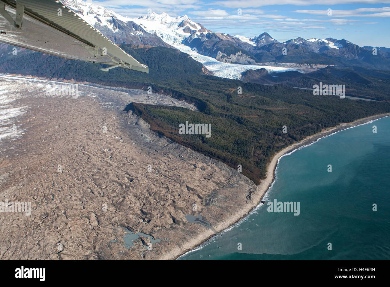 Moraine terminale d'un glacier de l'Alaska du Sud-est à l'océan Pacifique d'un petit avion avec l'aile dans le plan. Banque D'Images