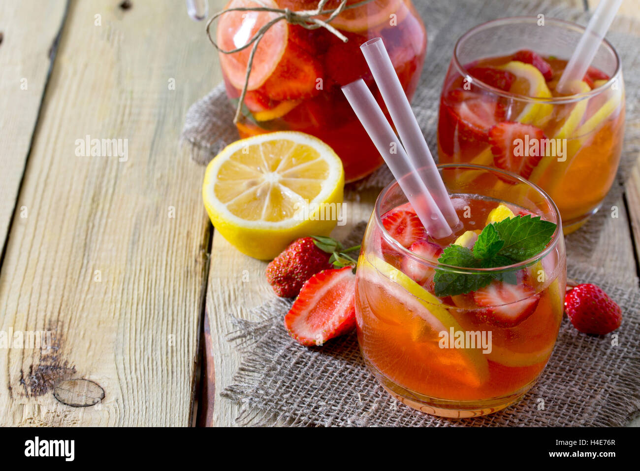 De l'été Tradition verre avec mojito citron et menthe avec copie espace dans un style rustique. Banque D'Images