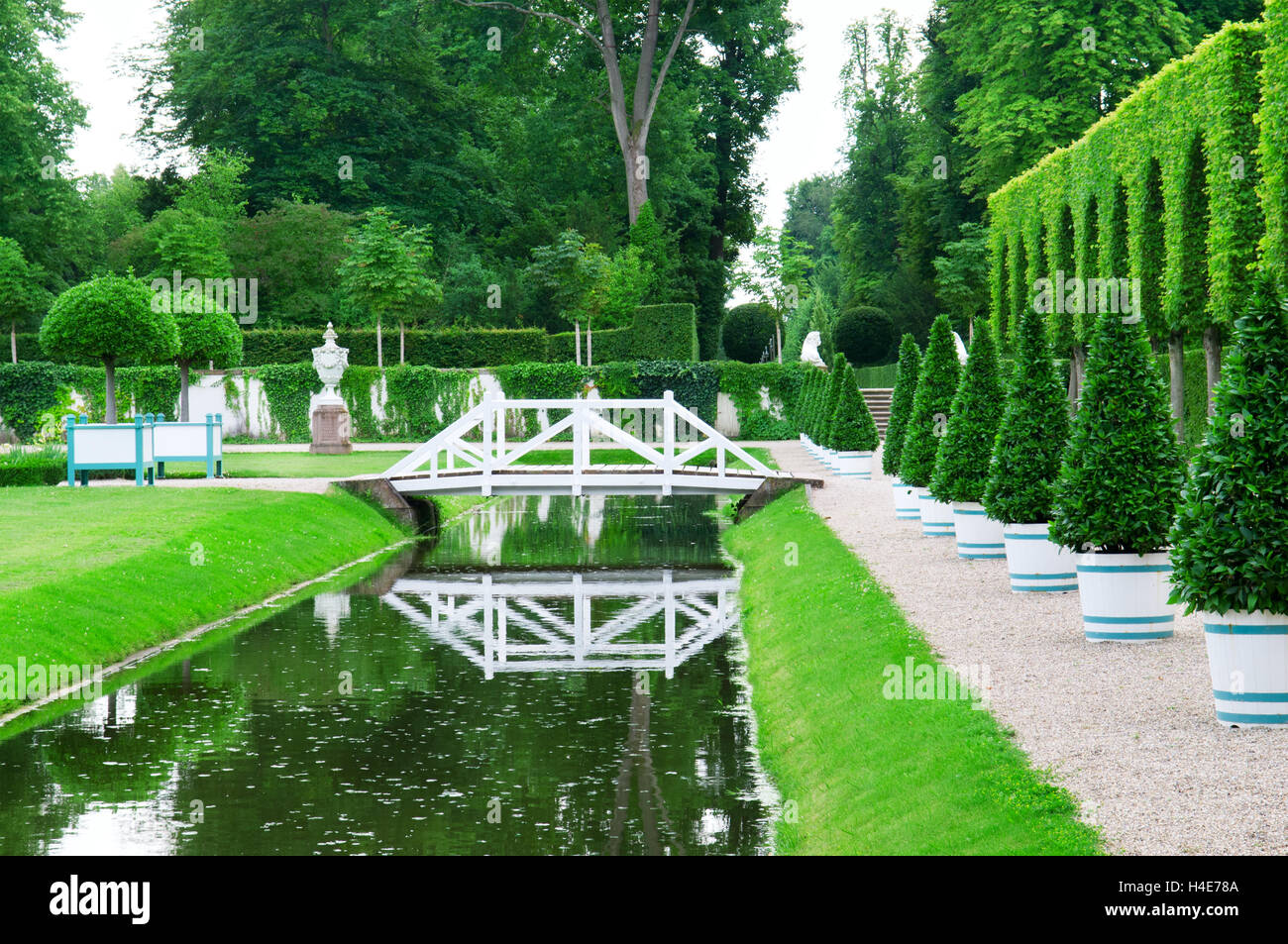 Parc d'été avec de belles haies, lac et bridge Banque D'Images