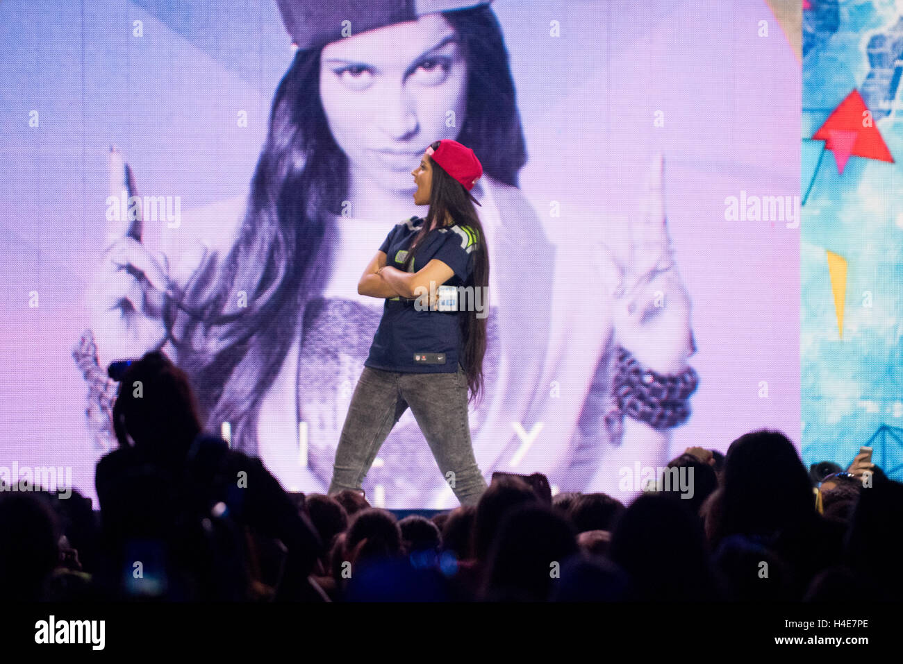 Lilly Singh, aka Superwoman et une star de Youtube, s'adresse à la foule à nous jours dans Key Arena de Seattle Banque D'Images