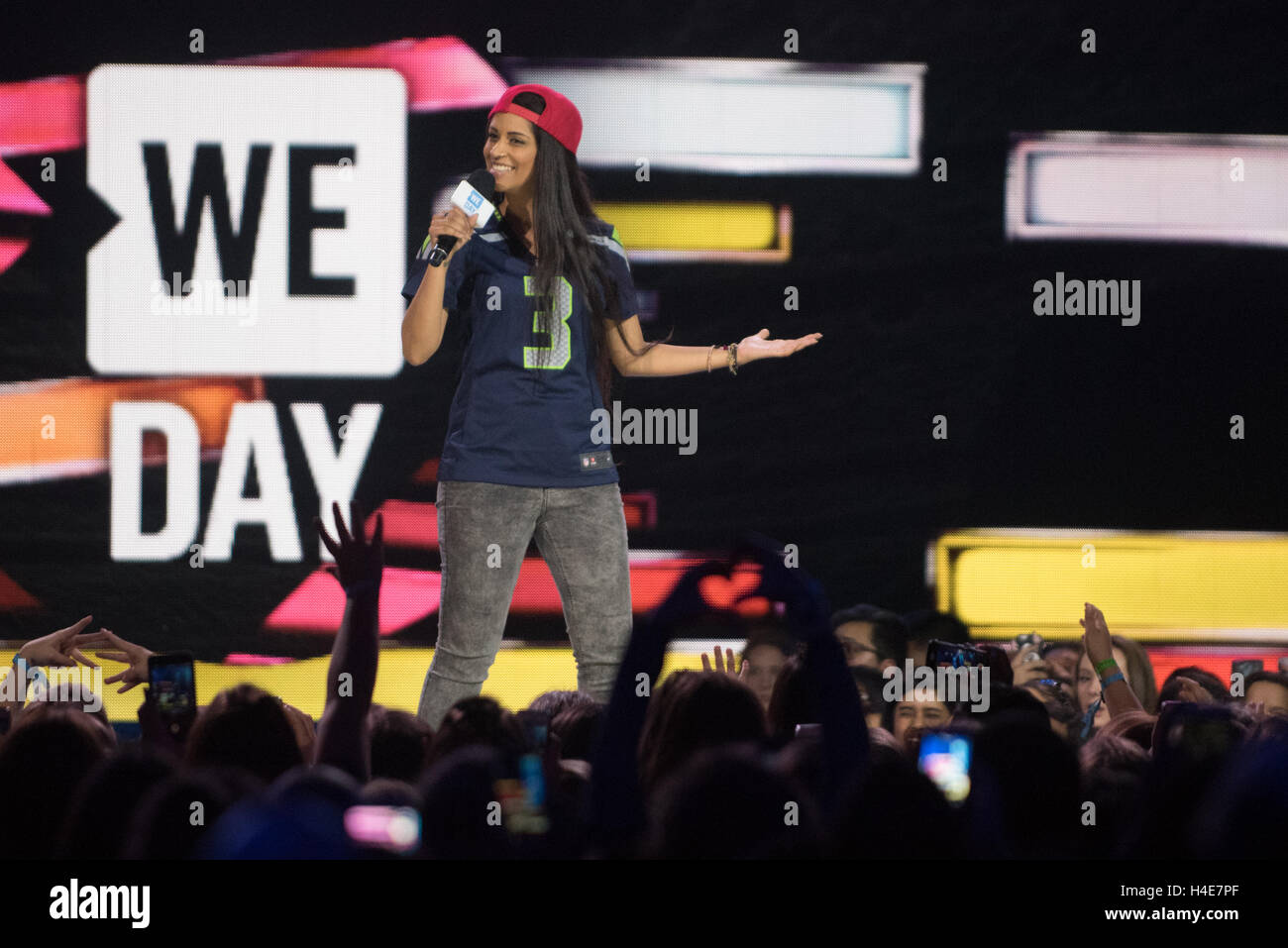 Lilly Singh, aka Superwoman et une star de Youtube, s'adresse à la foule à nous jours dans Key Arena de Seattle Banque D'Images