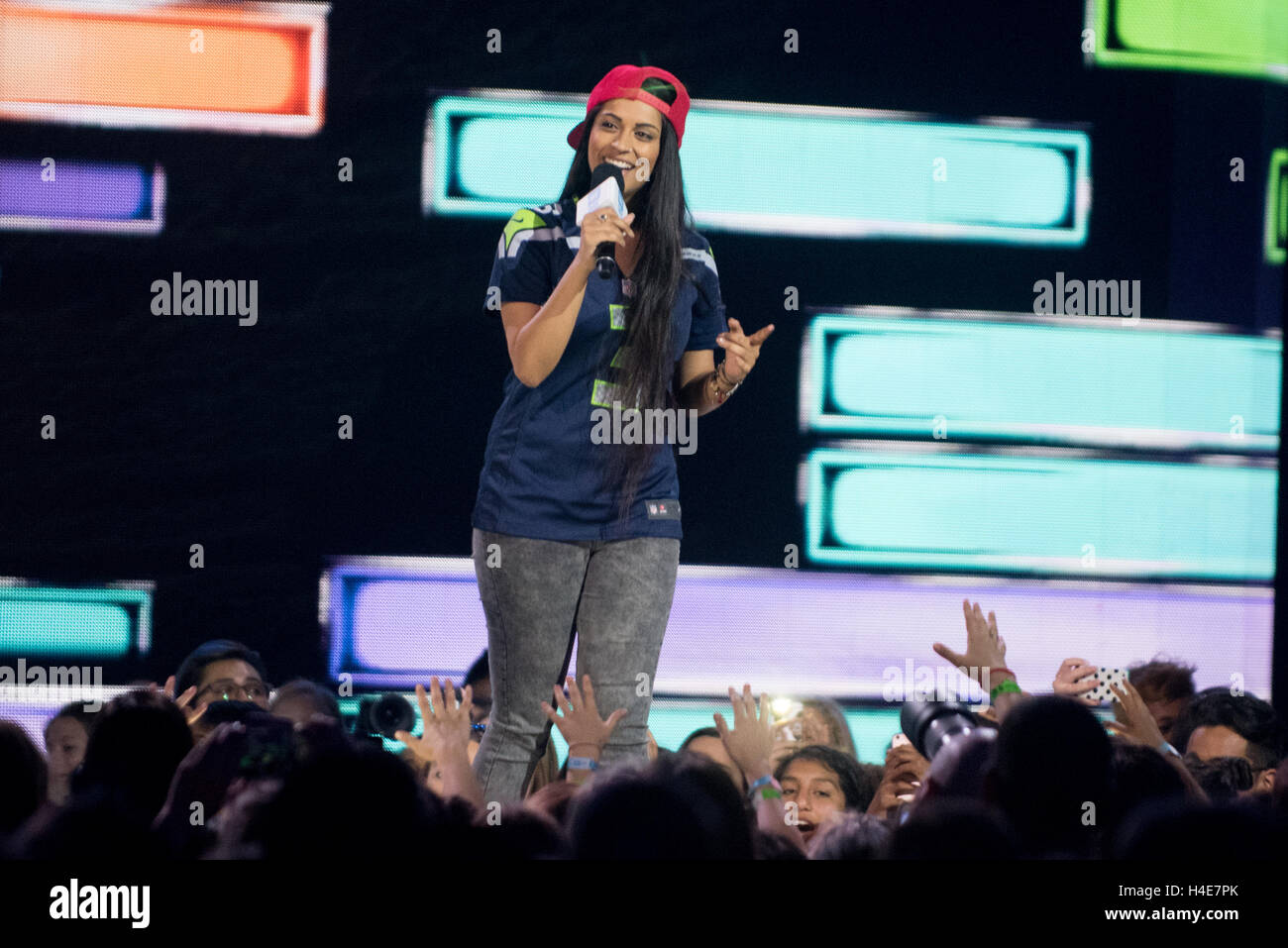 Lilly Singh, aka Superwoman et une star de Youtube, s'adresse à la foule à nous jours dans Key Arena de Seattle Banque D'Images