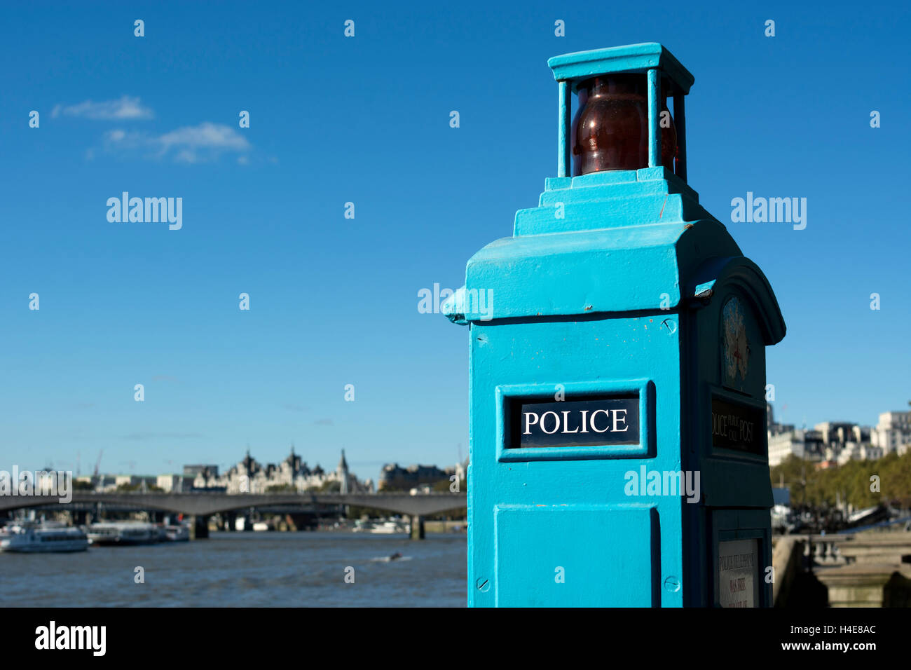 Vieux téléphone fort sur Victoria Embankment, London, UK Banque D'Images