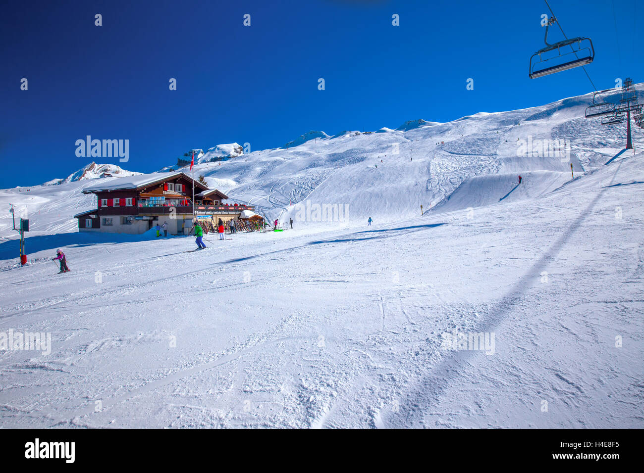 Ski skieurs sur pistes de ski près de Alperestaurant Staefel sur le dessus de Hoch Ybrig ski resort, Suisse Banque D'Images