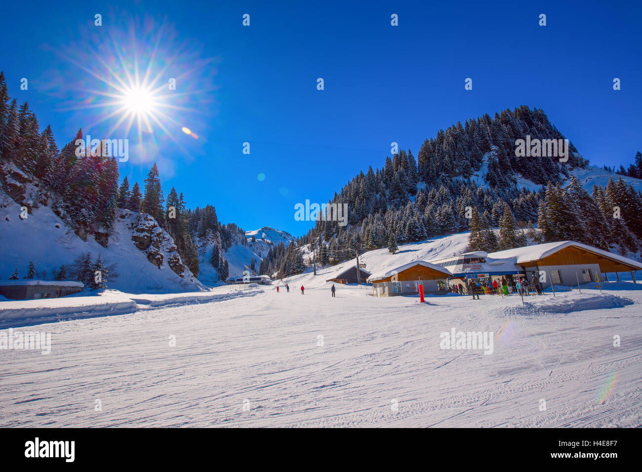 Ski skieurs sur pistes de ski sur le dessus de la Hoch Ybrig resort, Suisse Banque D'Images