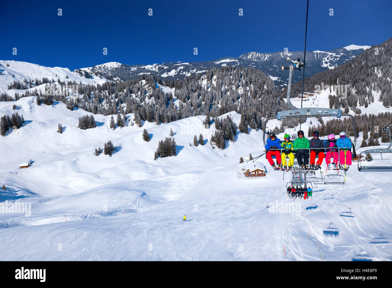 Skieurs sur le télésiège de ski Hoch-Ybrig, Schwyz, Suisse Banque D'Images