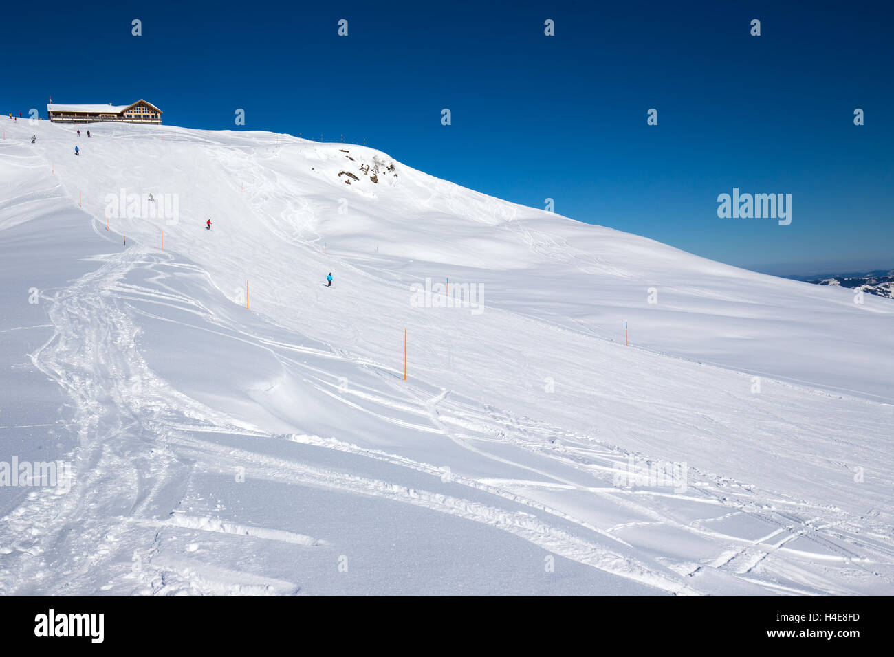 Ski skieurs sur pistes de ski sur le dessus de Hoch Ybrig resort, Suisse Banque D'Images