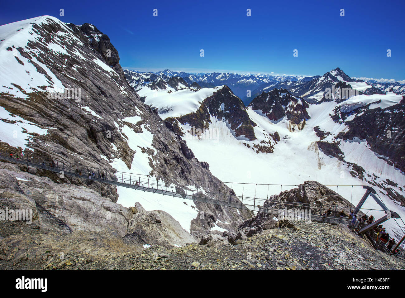 Le pont suspendu le plus haut d'Europe sur le mont Titlis en Suisse. Banque D'Images