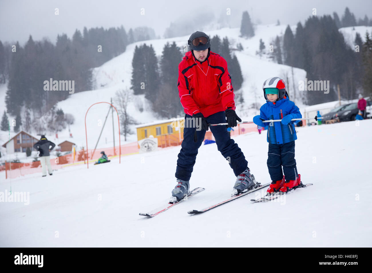 Petit garçon heureux ski d'apprentissage avec son père pendant les vacances d'hiver dans les Alpes Suisses Banque D'Images