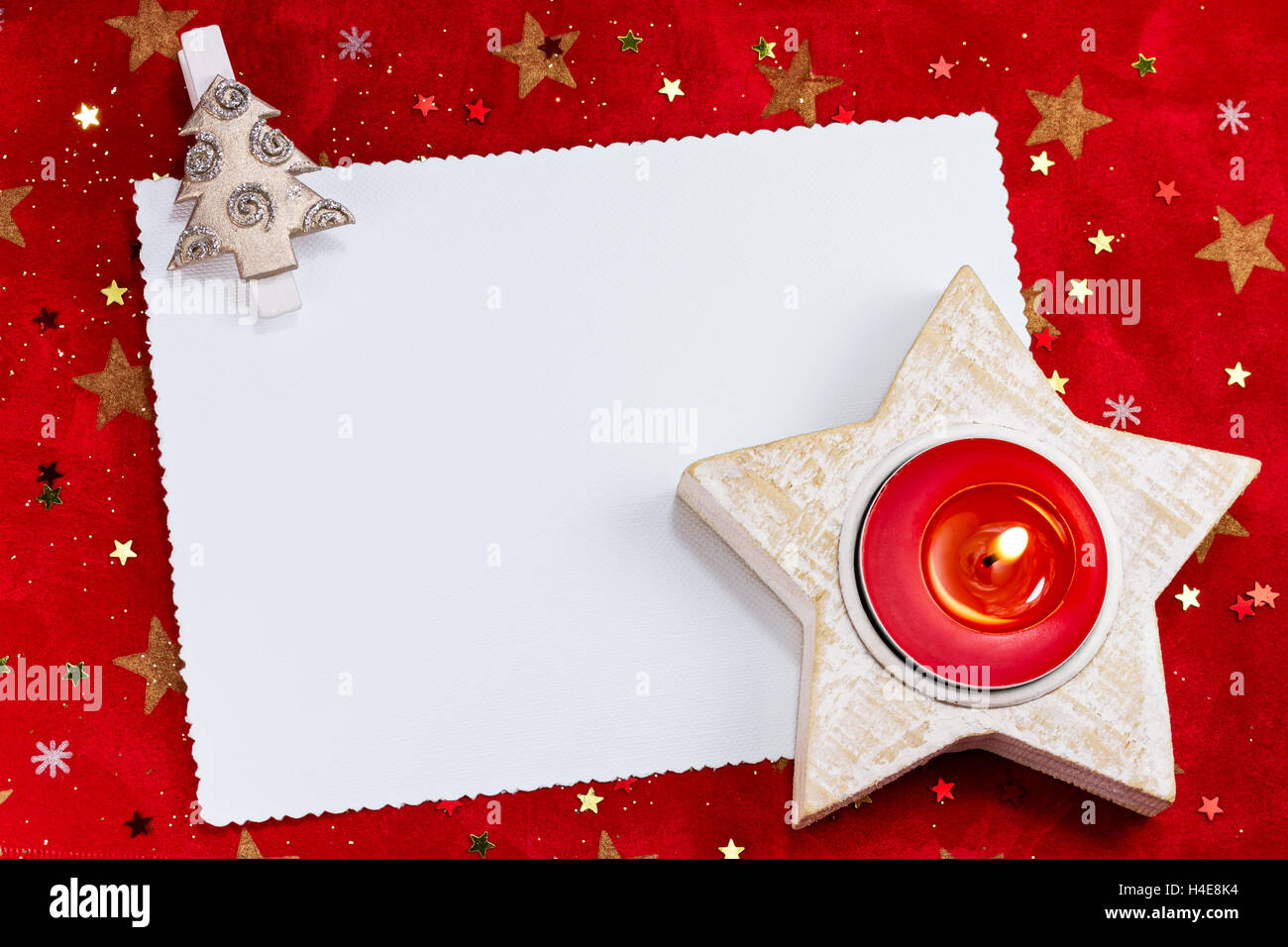 Carte de vœux avec une bougie sur rouge Banque D'Images