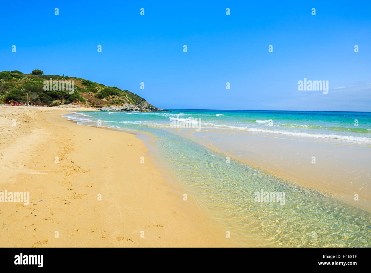 Belle plage de sable doré Cala Sinzias, Sardaigne, île, Italie Banque D'Images