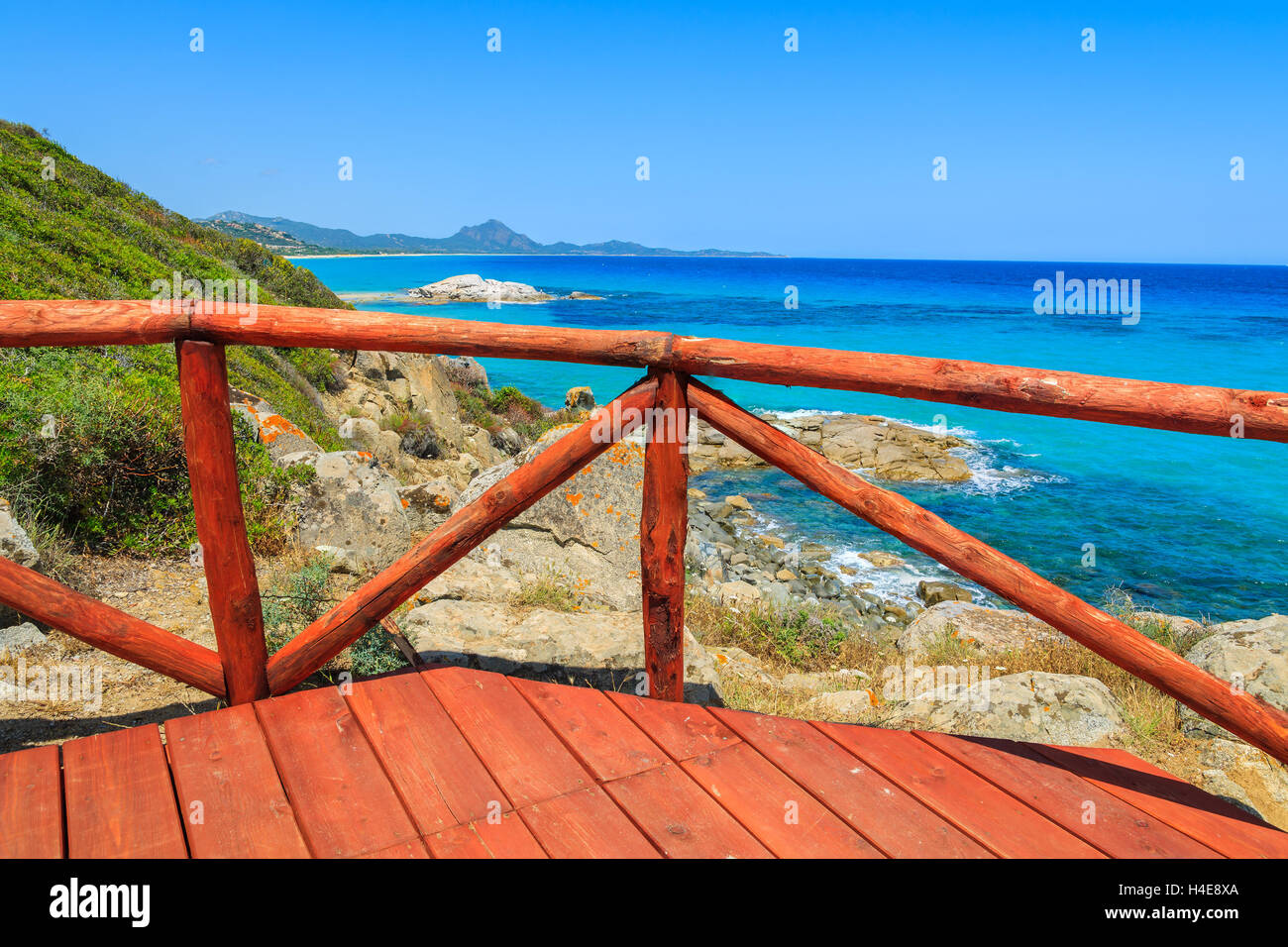 La plate-forme de vue en bois rouge à Cala Sinzias bay et sur la mer turquoise, l'île de Sardaigne, Italie Banque D'Images