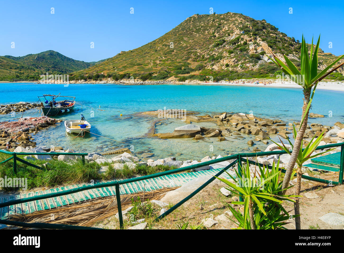 Chemin le long d'une plage à Punta Molentis bay, l'île de Sardaigne, Italie Banque D'Images