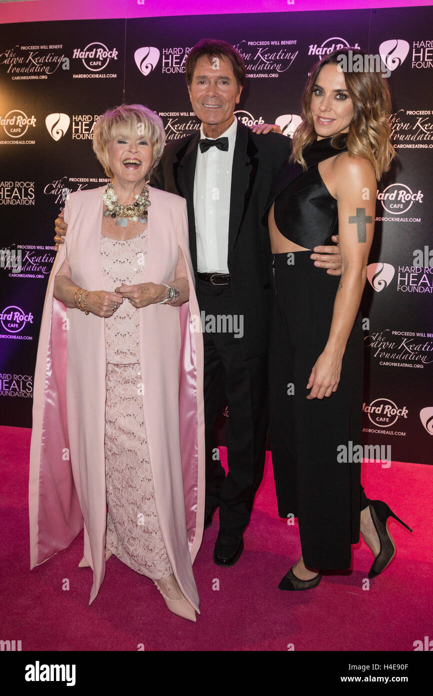 Londres, Royaume-Uni. 14 octobre 2016. Gloria Hunniford, Sir Cliff Richard et Melanie C Participer à l'assemblée annuelle Gala Pinktober présenté par le Hard Rock guérit Foundation at The Dorchester, Londres. L'événement annuel amasse des fonds pour la Fondation Caron Keating. Banque D'Images Londres, Royaume-Uni. 14 octobre 2016. Gloria Hunniford, Sir Cliff Richard et Melanie C Participer à l'assemblée annuelle Gala Pinktober présenté par le Hard Rock guérit Foundation at The Dorchester, Londres. L'événement annuel amasse des fonds pour la Fondation Caron Keating. Banque D'Images