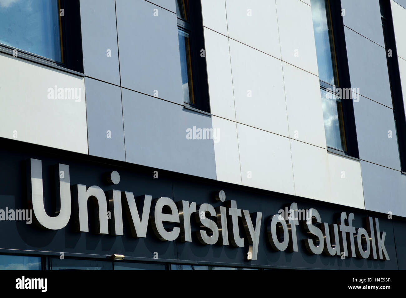 Signe de l'Université de Suffolk Ipswich sur quayside Banque D'Images