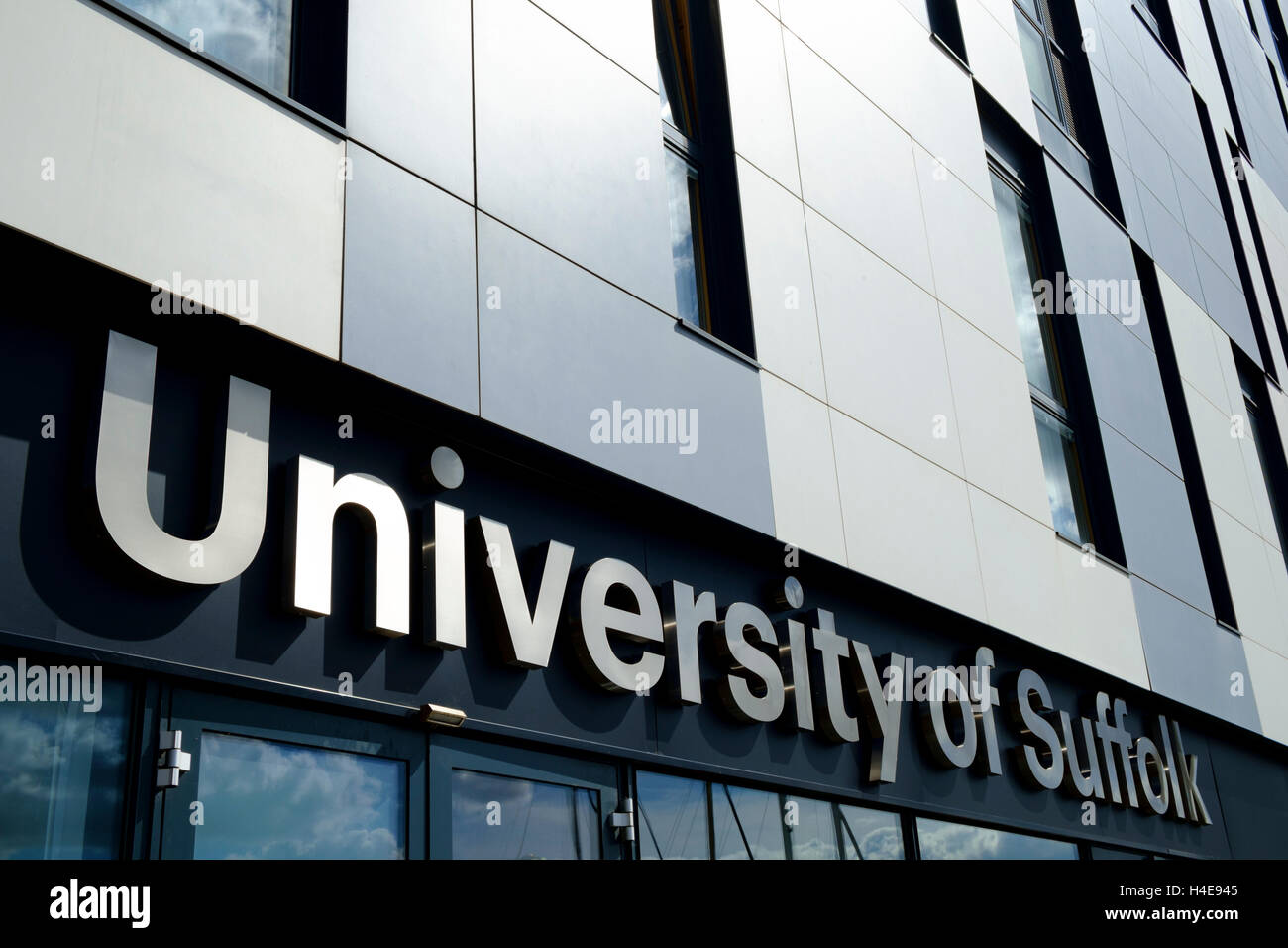 Signe de l'Université de Suffolk Ipswich sur quayside Banque D'Images