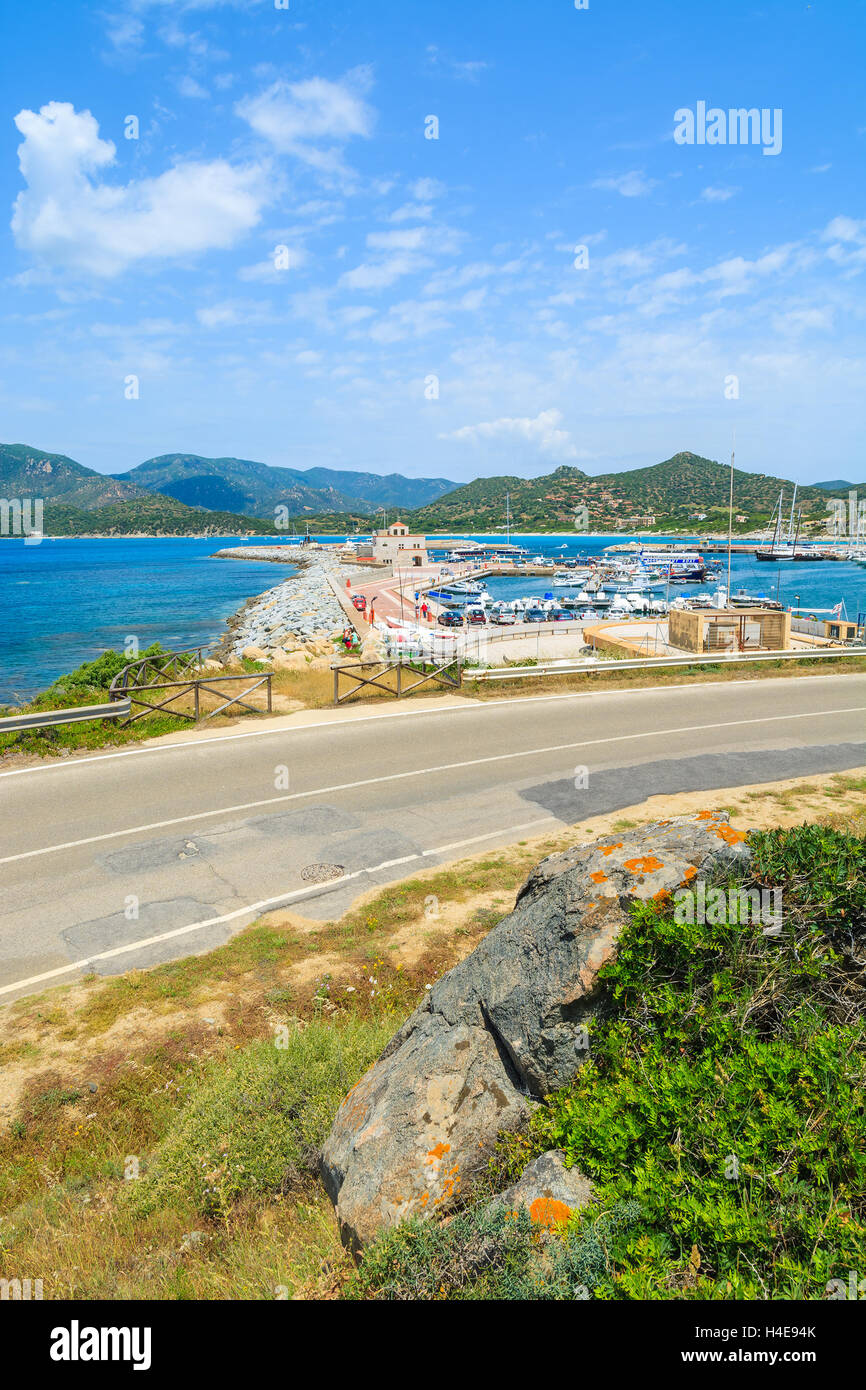 Route côtière le long d'une mer avec vue sur port de Porto Giunco, Sardaigne, île, Italie Banque D'Images