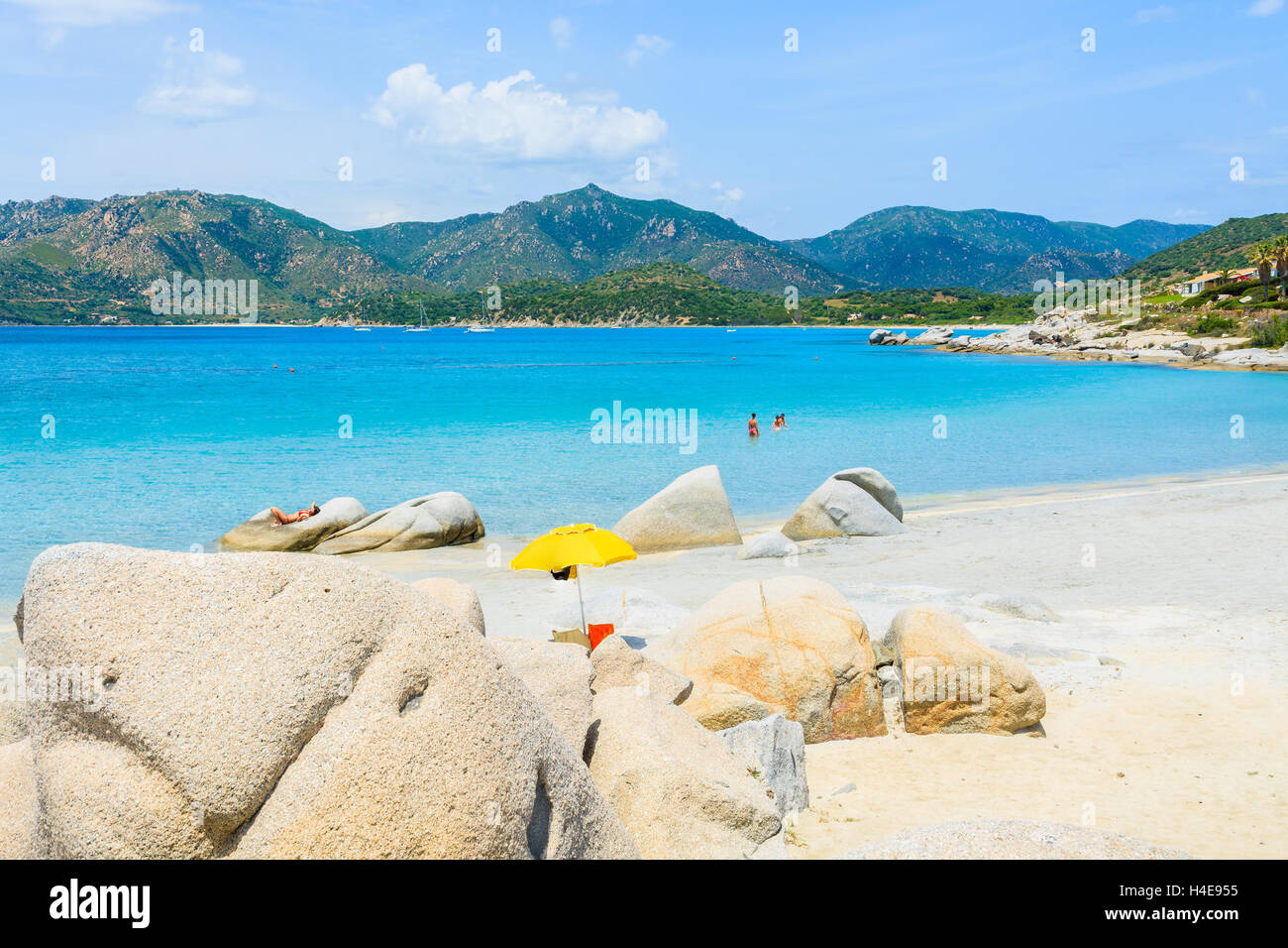 Les roches et parapluie jaune sur la plage Spiaggia del Riso, Sardaigne, île, Italie Banque D'Images