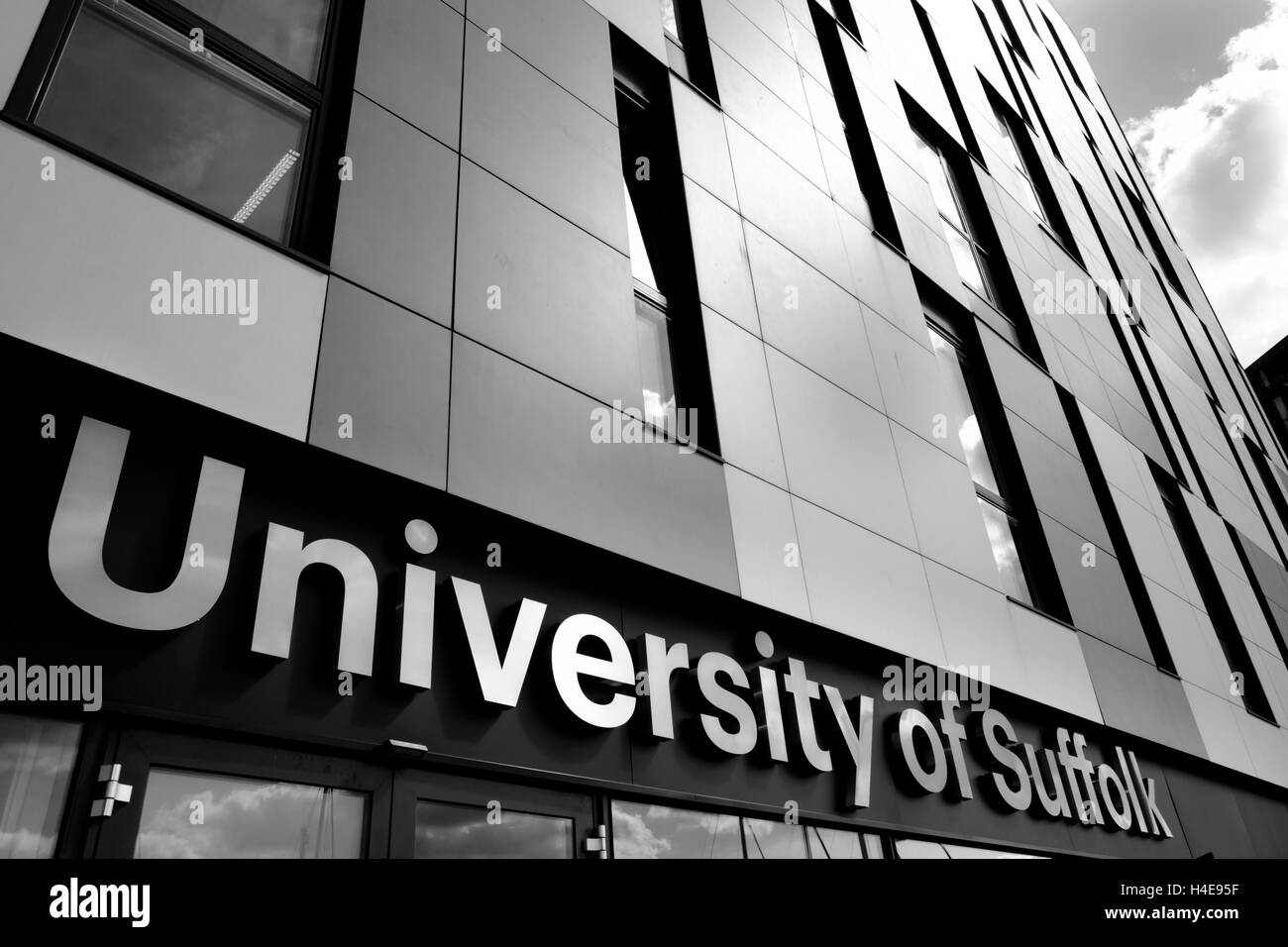 Signe de l'Université de Suffolk Ipswich sur quayside Banque D'Images